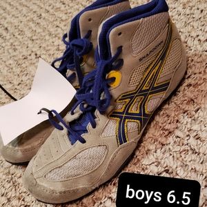 boys size 4 wrestling shoes